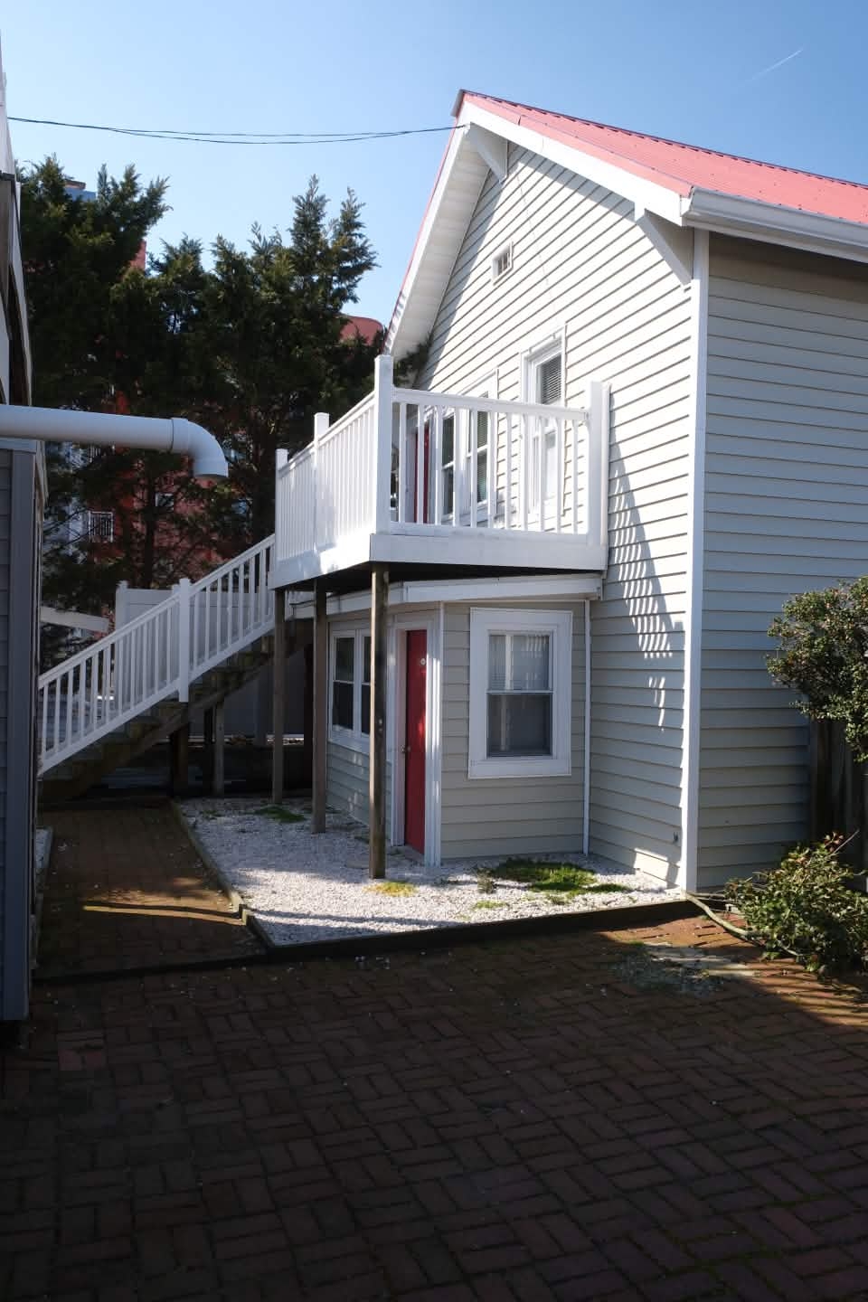 Private entrance and upper deck